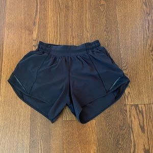 Lululemon Low Rise Hotty Hot Shorts size 4